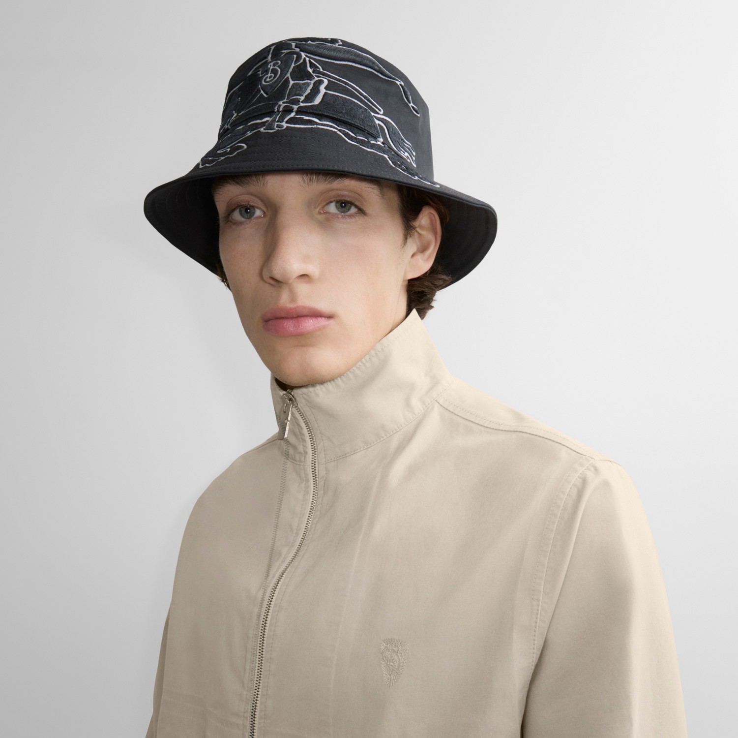 EKD コットン バケットハット (チャコール) - メンズ | Burberry EKD コットン バケットハット (チャコール) - メンズ | Burberry