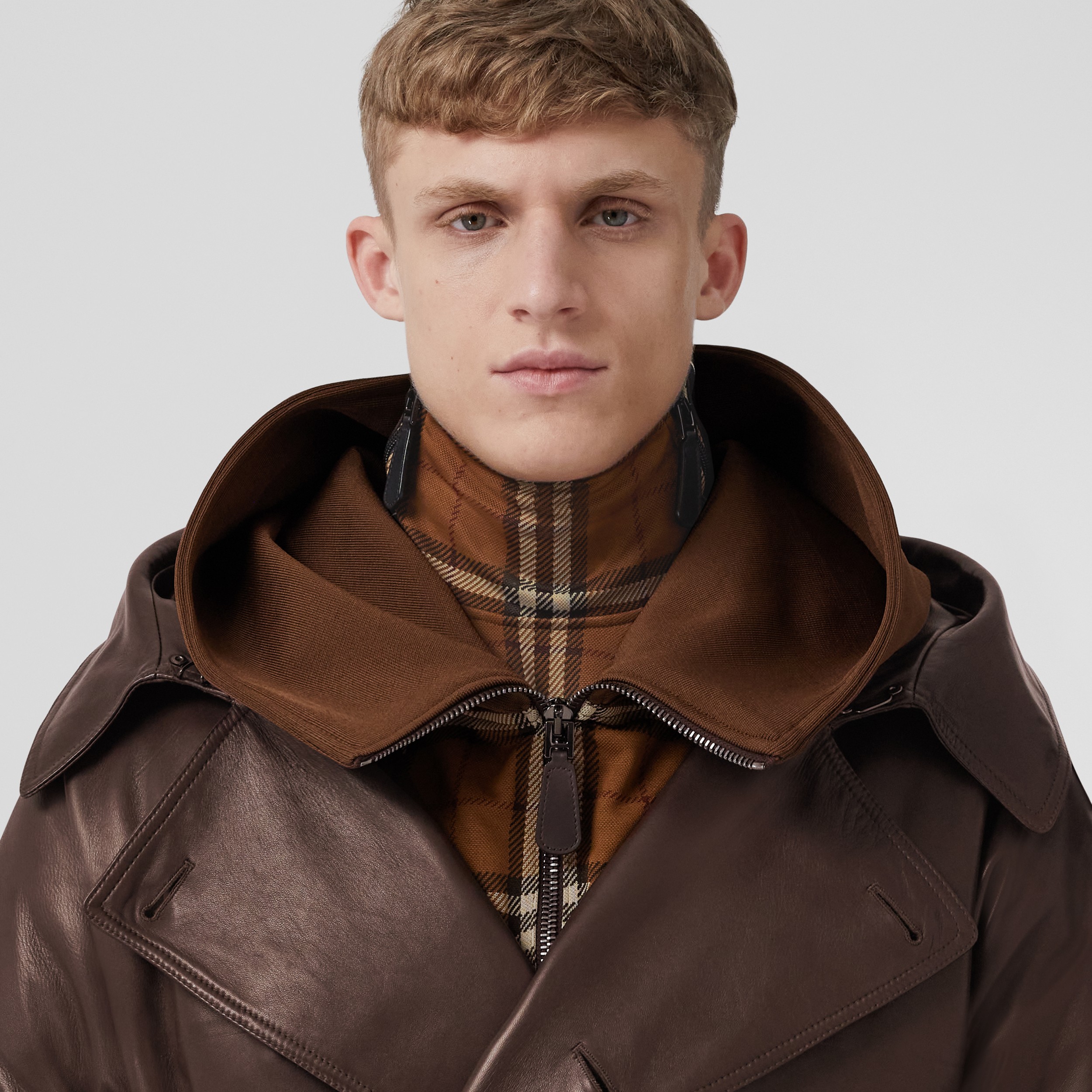 Trench coat em couro tingido com capuz (Âmbar Escuro) - Homens | Burberry® oficial - 2