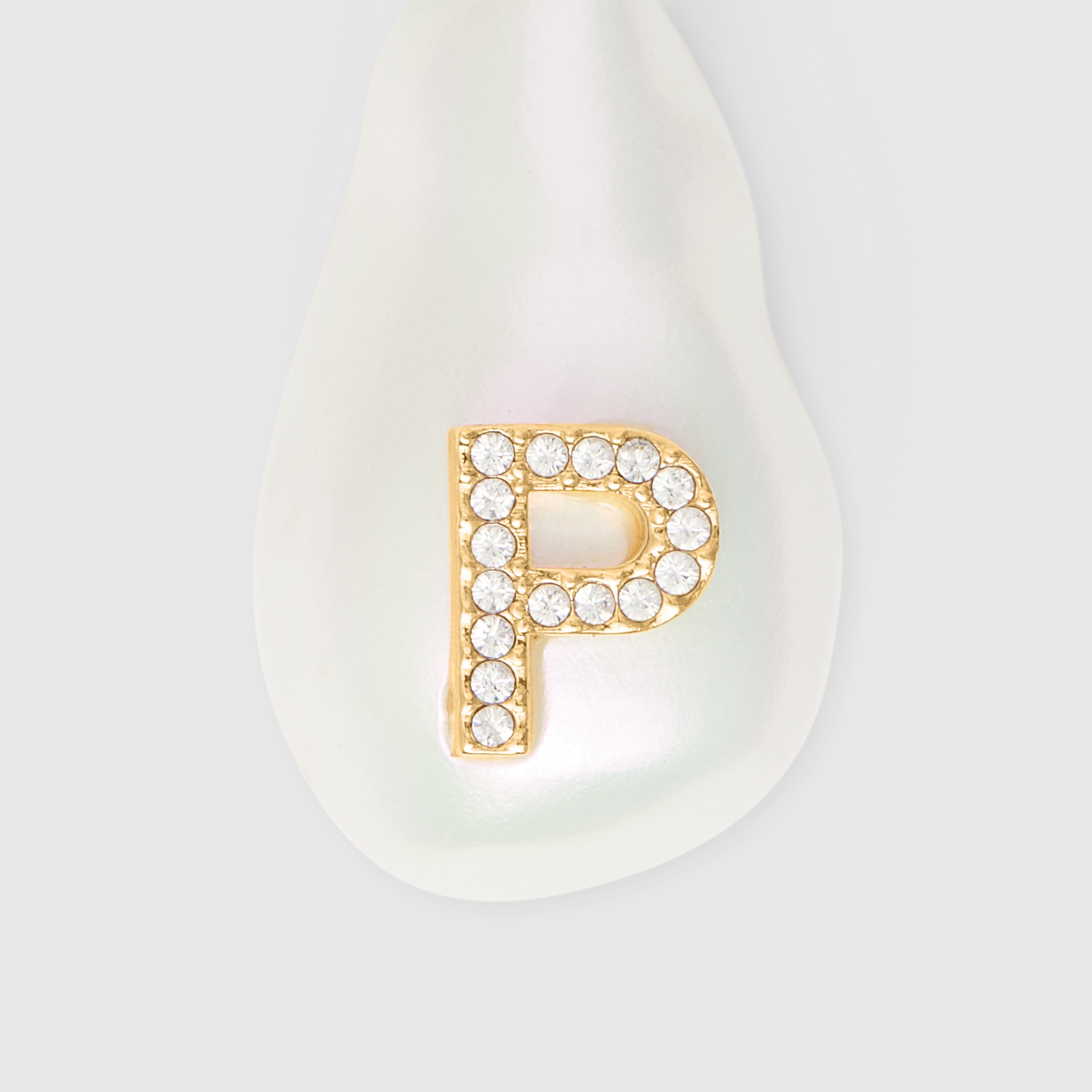 Dije de letra P con perla de resina y cristales - Solo en línea (Dorado Claro/madreperla) - Mujer | Burberry® oficial - 2