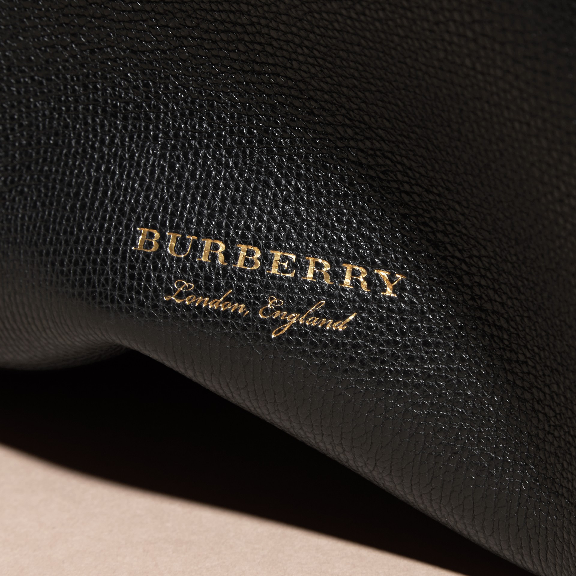 The Medium Banner in Leather and House Check in Black Women Burberry