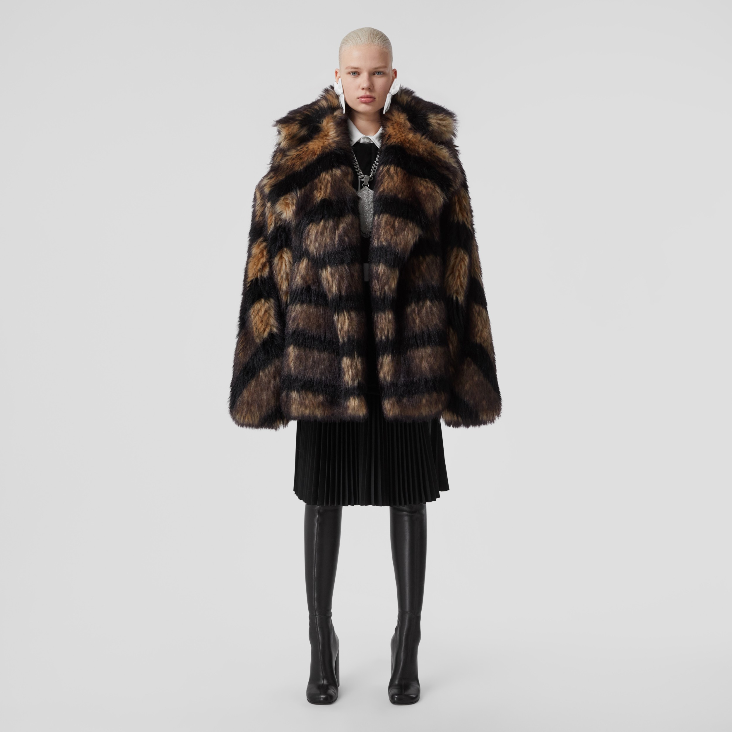 Burberry 2025 fur cape