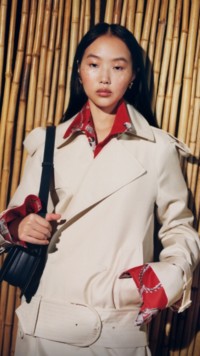 Mannequin portant un long trench-coat en soie mélangée pour la collection Été 2024