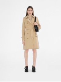 Weibliches Model in mittellangem Trenchcoat in „Kensington“