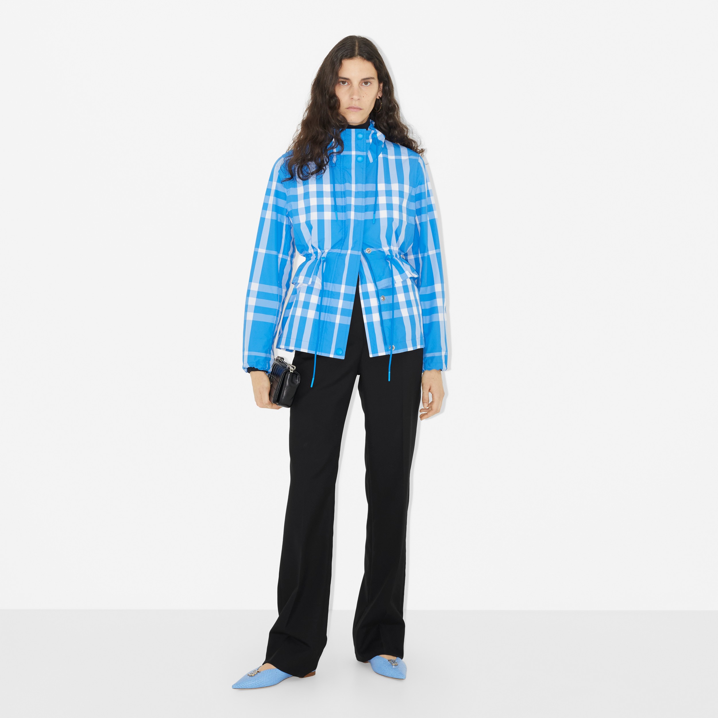 Jaqueta de nylon xadrez com gola escafandro (Azul Vívido) - Mulheres | Burberry® oficial - 2