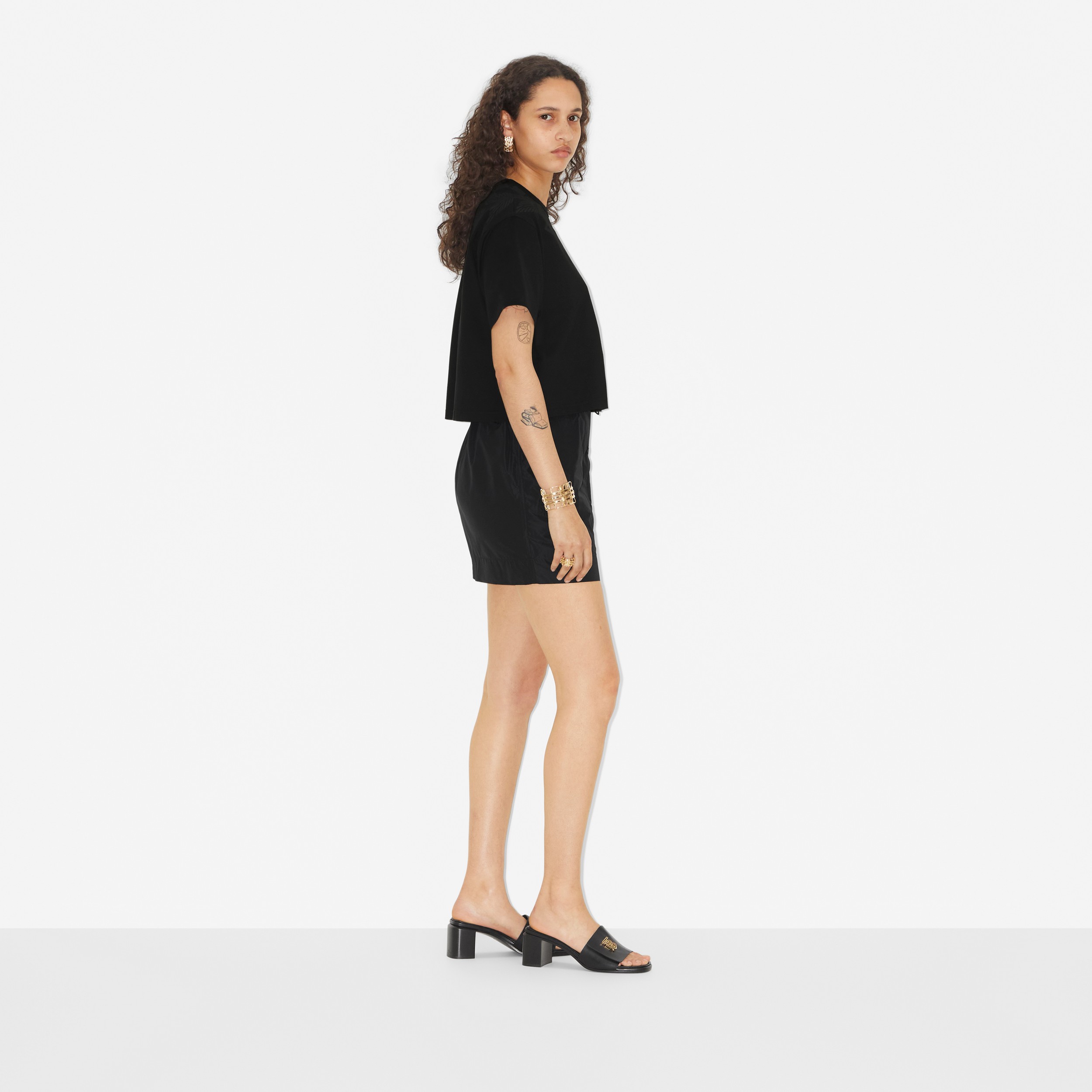 T-shirt court en coton avec écusson à damier (Noir) - Femme | Site officiel Burberry® - 3