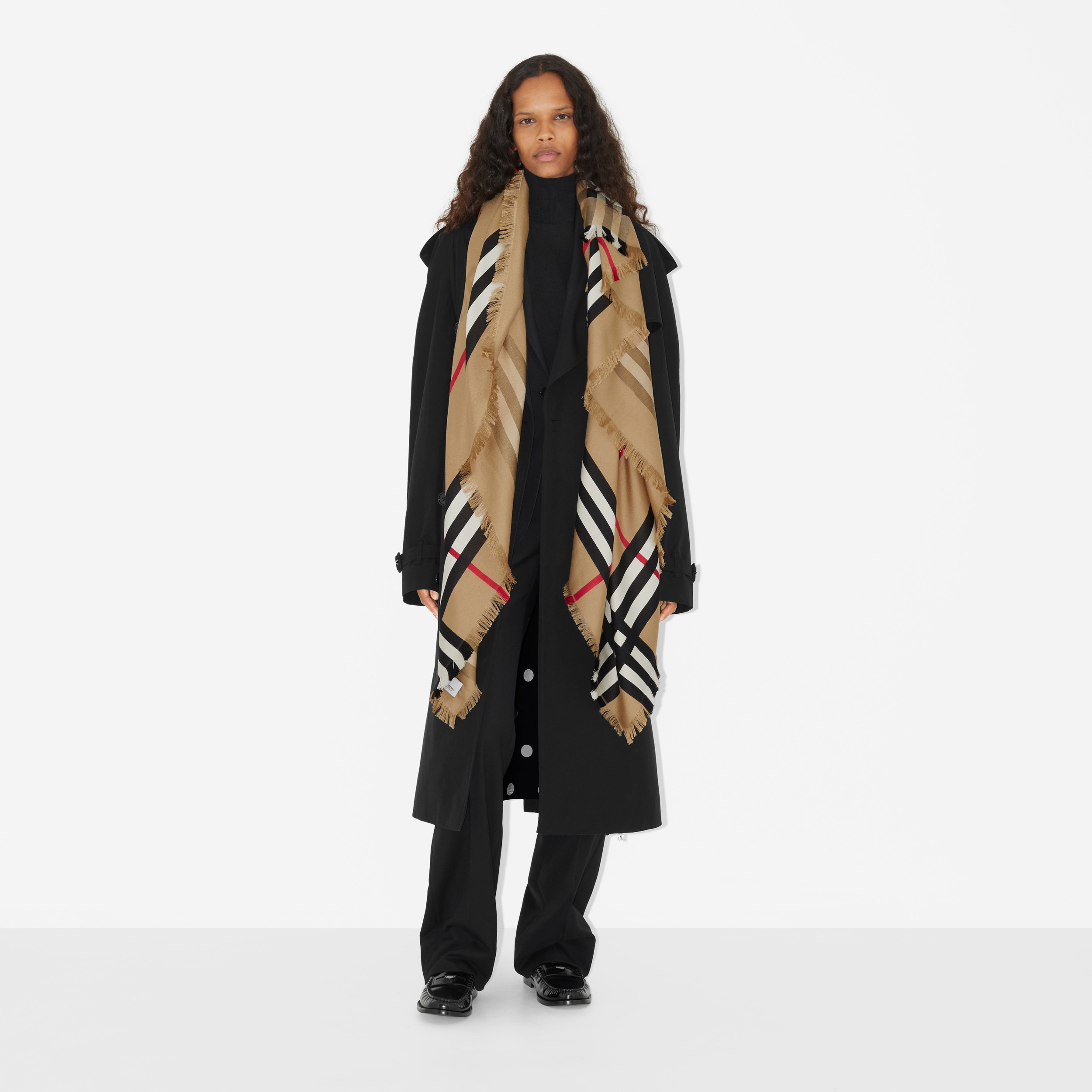 Lenço grande de lã e seda com estampa de montagem (Bege Clássico) | Burberry® oficial - 3