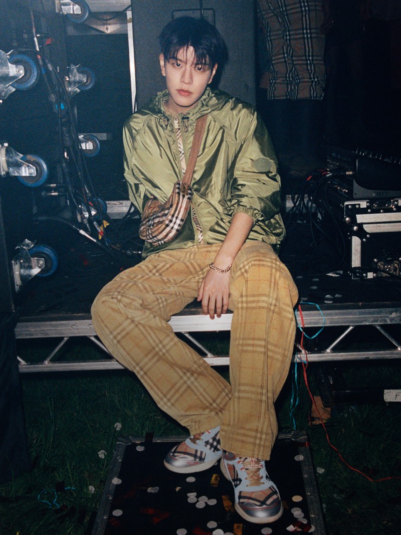 SEUNGMIN portant le pantalon en velours côtelé Check​ à l'occasion du Burberry Festival 2025