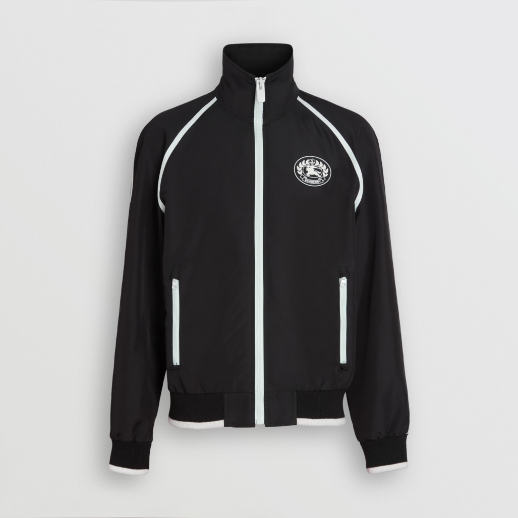 trainingsjacke mit trichterkragen und ritteremblem in black