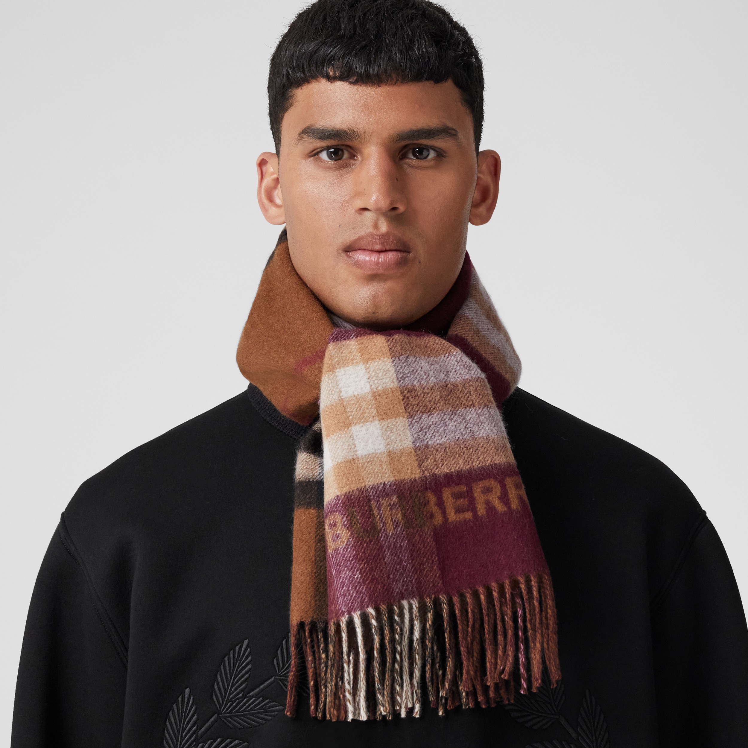 Contrast Check Cashmere Scarf in Dark Birch Brown/burgundy | Burberry® Official - 3