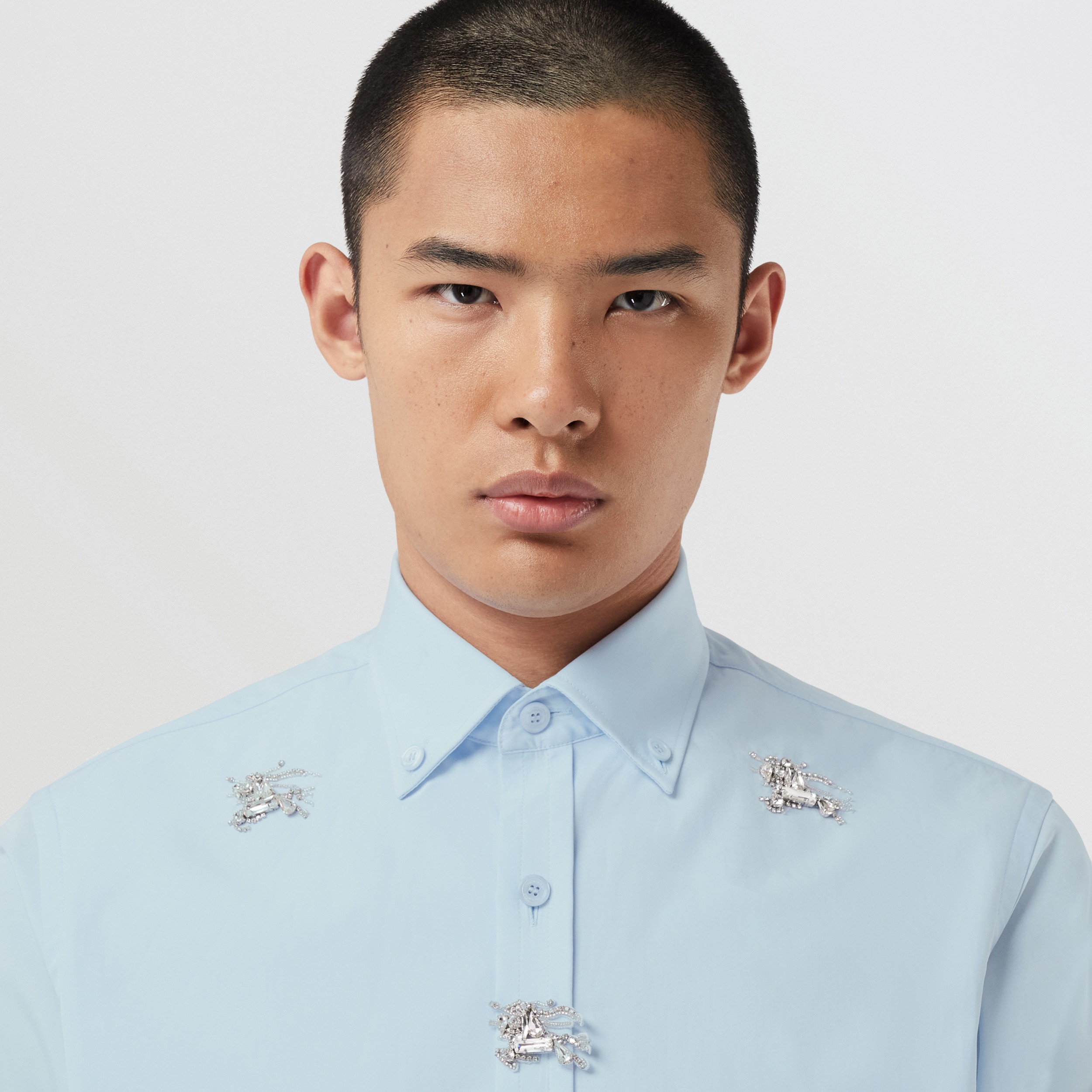 Camicia in cotone con EKD in cristalli e vestibilità slim (Azzurro Pallido) - Uomo | Sito ufficiale Burberry® - 2