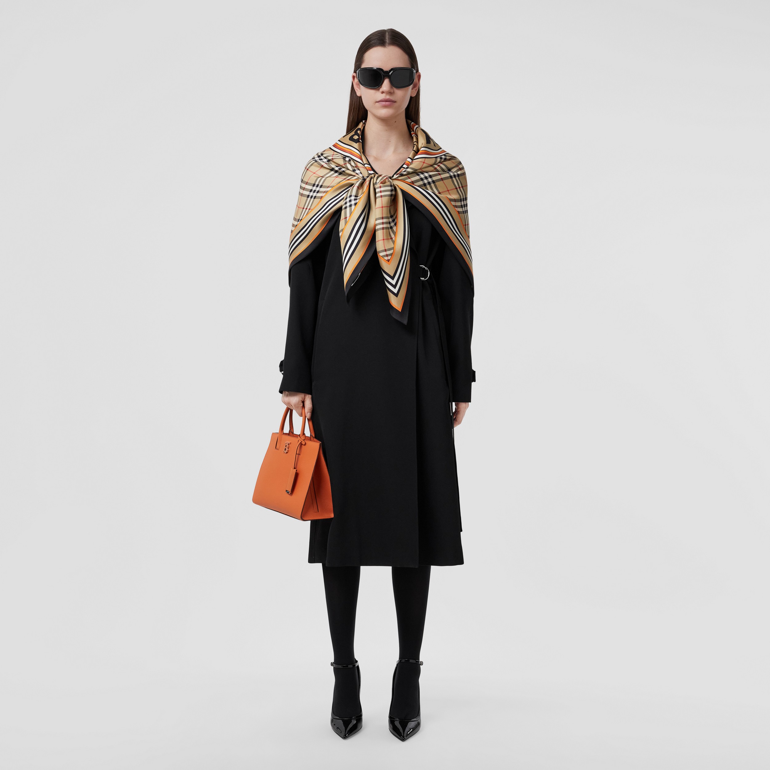 Pañuelo reversible en seda con motivos de cuadros y monogramas (Beige Vintage) - Mujer | Burberry® oficial - 1