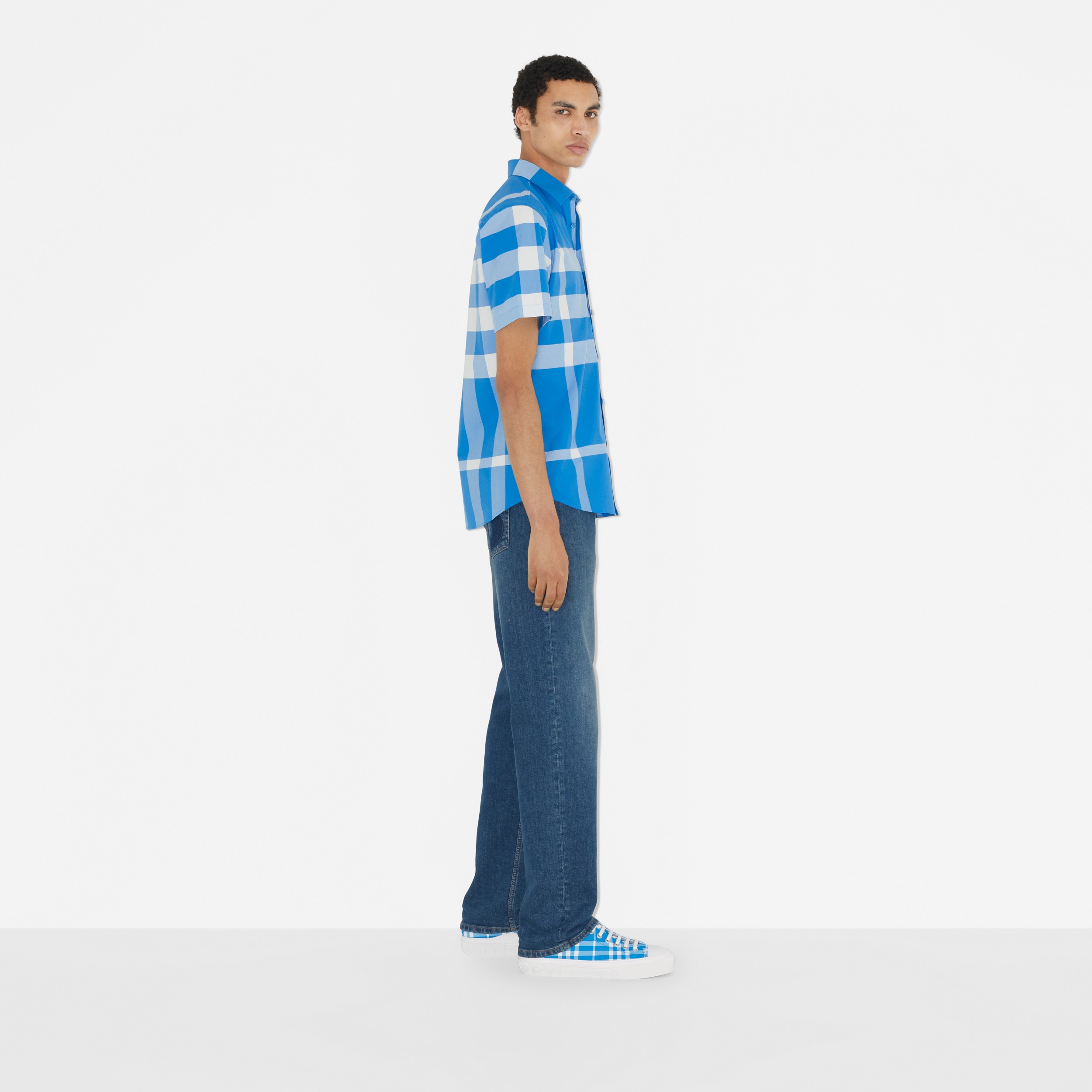쇼트 슬리브 체크 스트레치 코튼 포플린 셔츠 (비비드 블루) - 남성 | Burberry® - 3