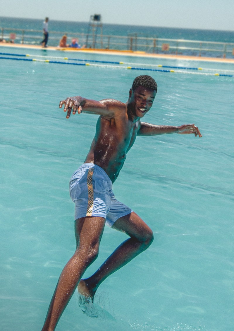 Aufnahme eines Model in unseren Schwimmshorts in Cornflower-Blau mit Karobesatz