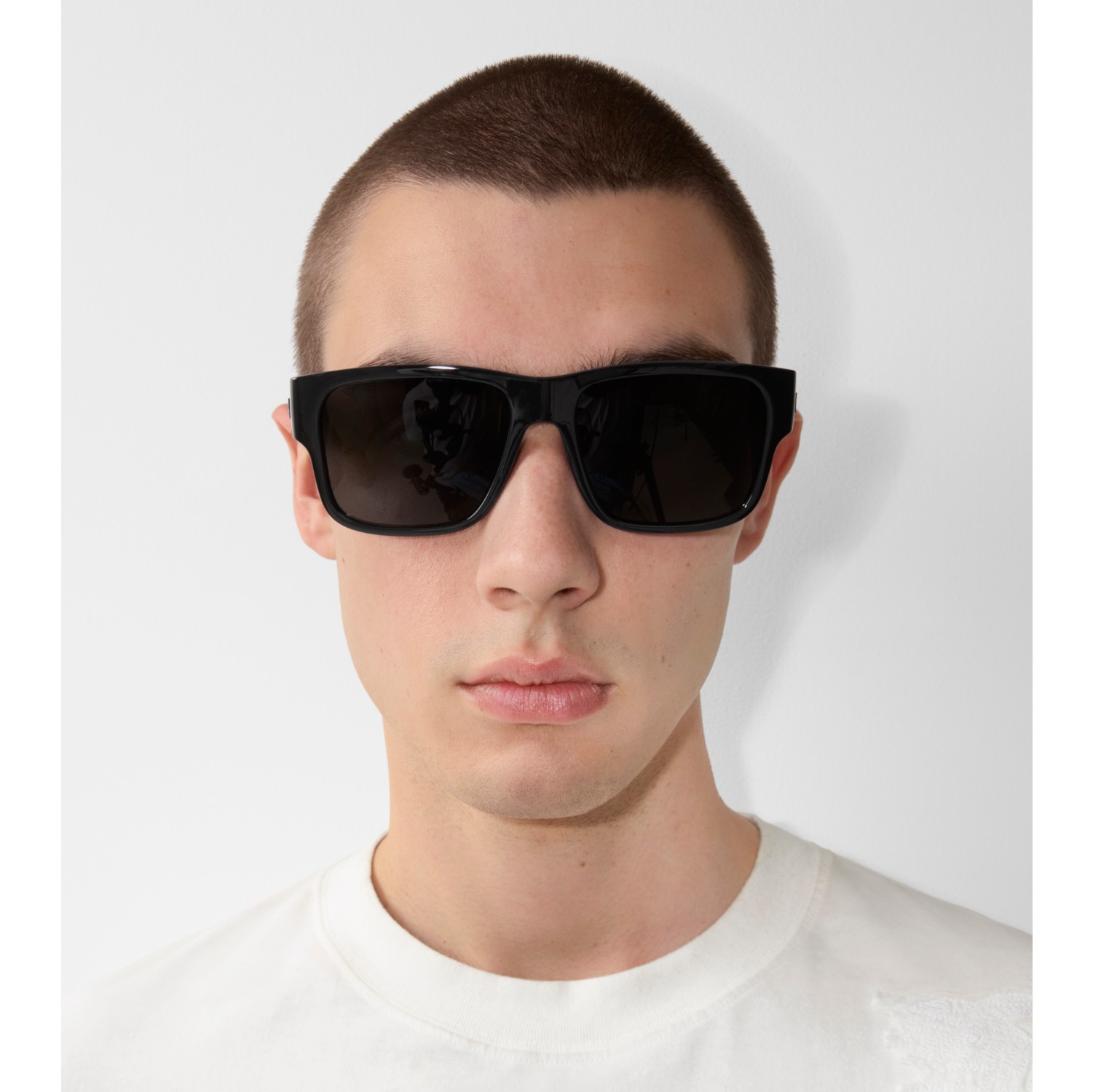 Eckige Sonnenbrille mit Logodetail