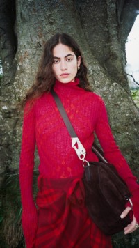 Kampagne für Winter 2023 mit Model in rotem Karo-Outfit