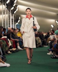 Model in Trenchcoat und Bluse/Kleid mit Knight-Ketten-Print