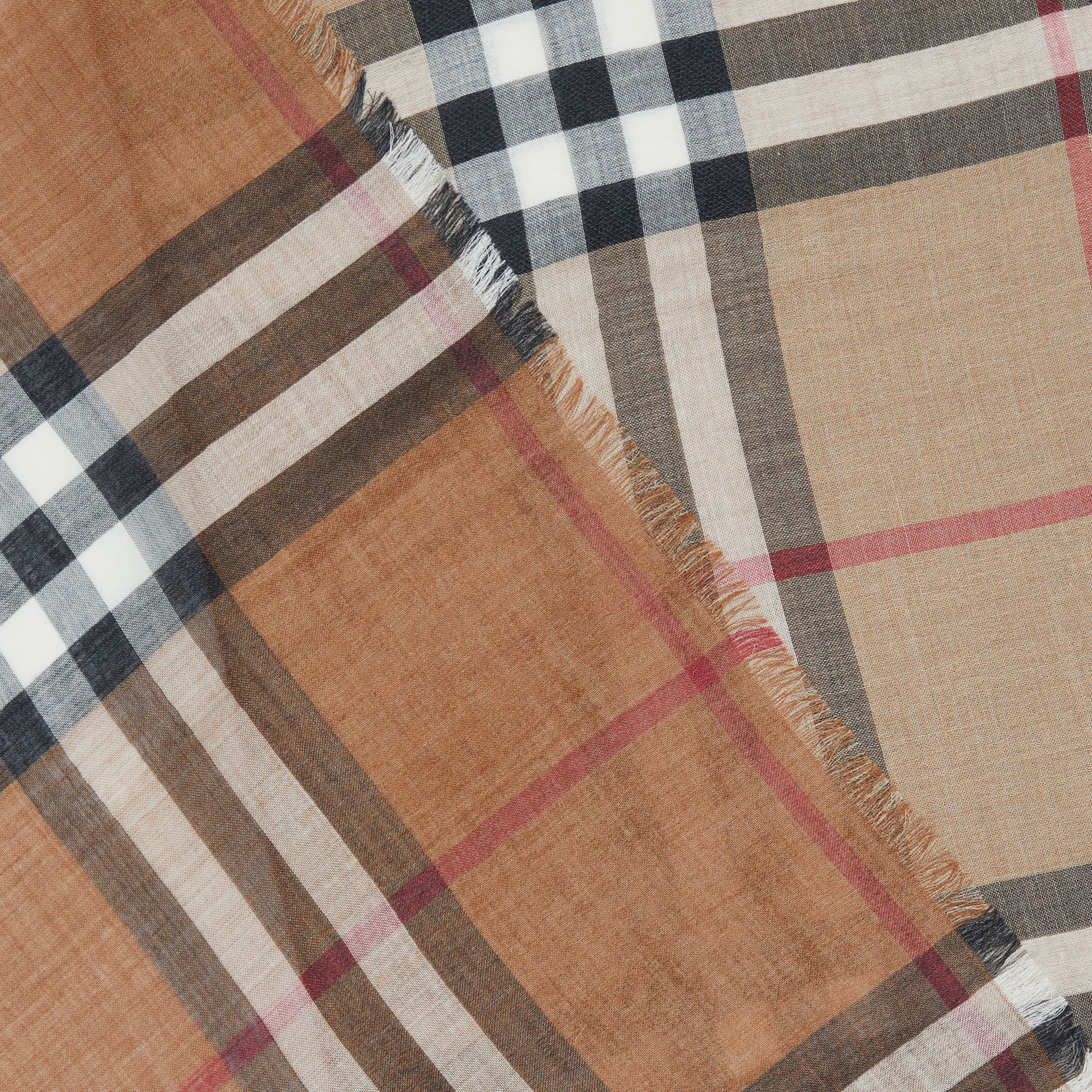 Pañuelo ligero en lana y seda a cuadros (Beige Vintage) | Burberry® oficial - 2