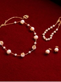 Bijoux Burberry, dont un collier, des boucles d'oreilles et un bracelet en perles