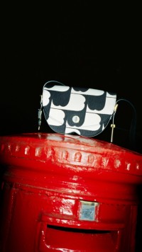 Bolsa de ombro Chess em couro com logotipo B bordado em Ivy e Sherbet