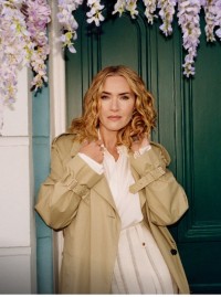 Campagna It's Always Burberry Weather con Kate Winslet che indossa un trench Burberry