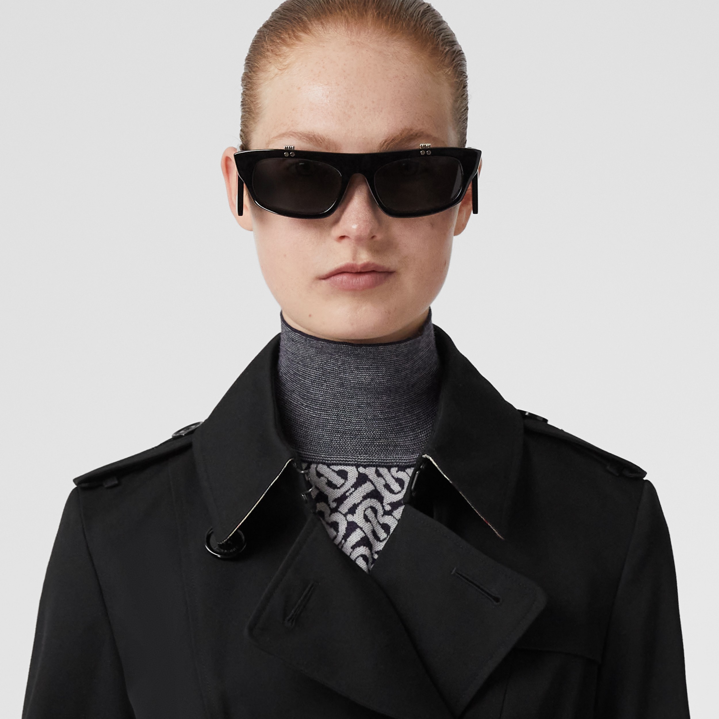 The Midlength Chelsea Heritage Trench Coat in Black Women Burberry