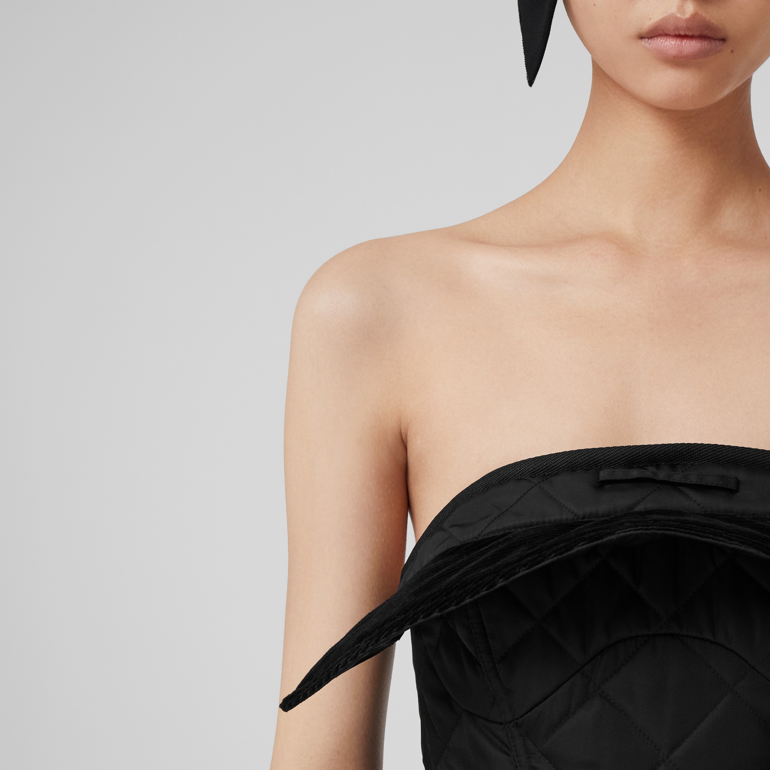 Vestido de gala estilo trench coat acolchado a rombos con cinturón (Negro) - Mujer | Burberry® oficial - 2
