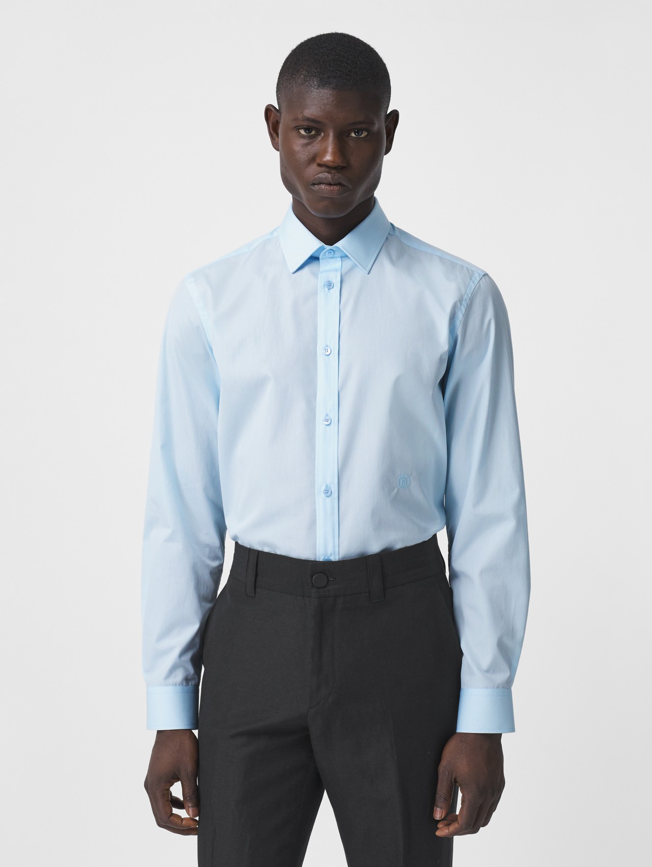 Camisa ajustada en popelina de algodón con motivo de monograma (Azul Pálido)