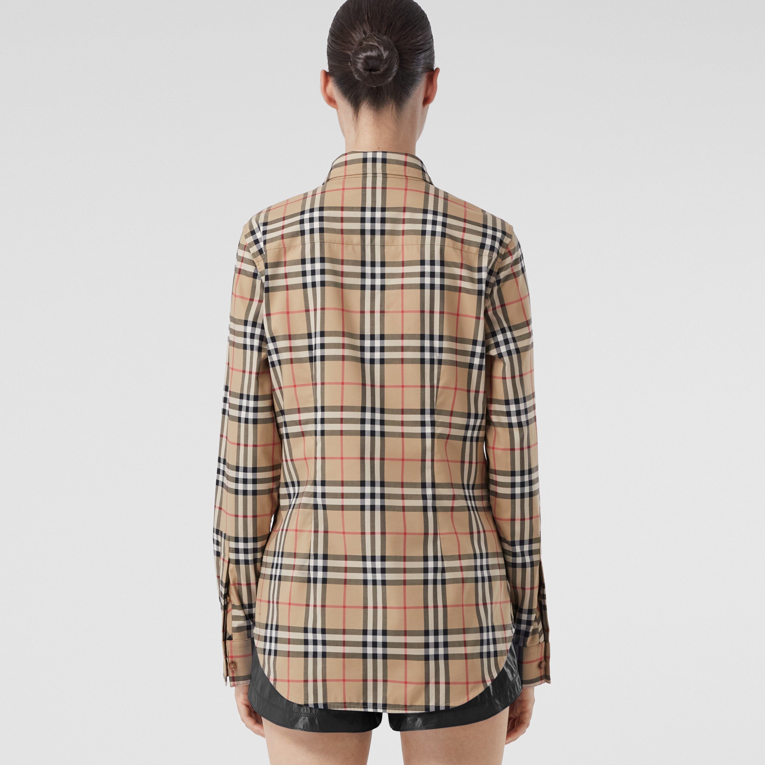 Camisa en algodón a cuadros Vintage Checks con cuello abotonado (Beige) -  Mujer | Burberry® oficial