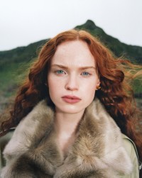 Campagna Inverno 2023 con una modella che indossa il trench Kennington lungo color hunter