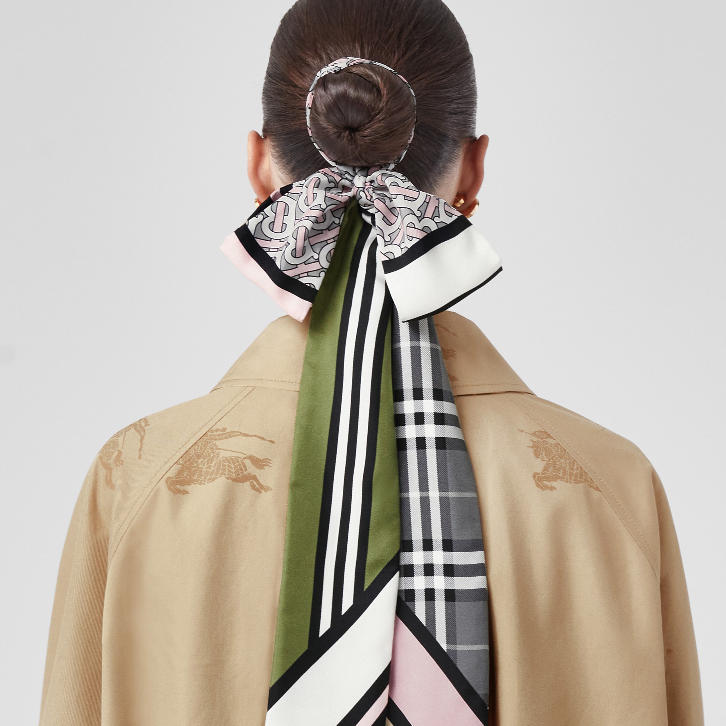 Pañuelo estrecho en seda con collage de motivos (Verde Abeto) | Burberry® oficial - 3