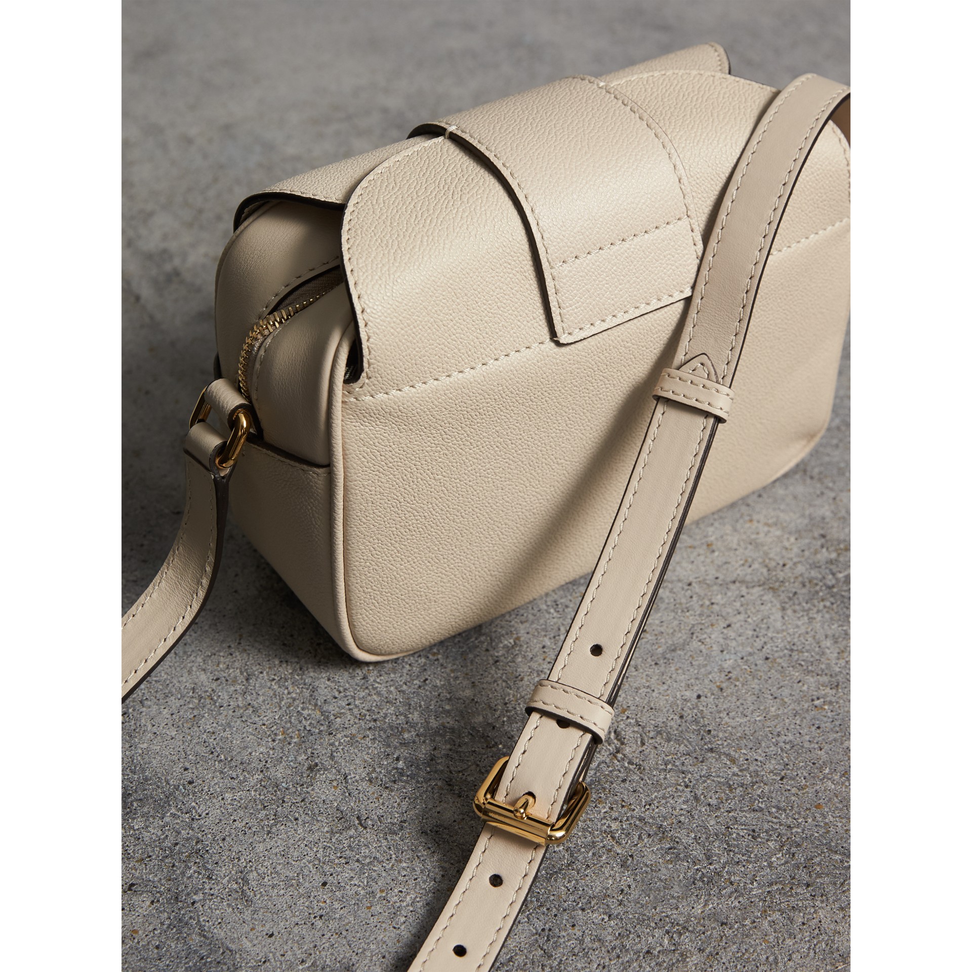 The Small Buckle Crossbody Bag aus Leder (Kalksteinfarben) Damen