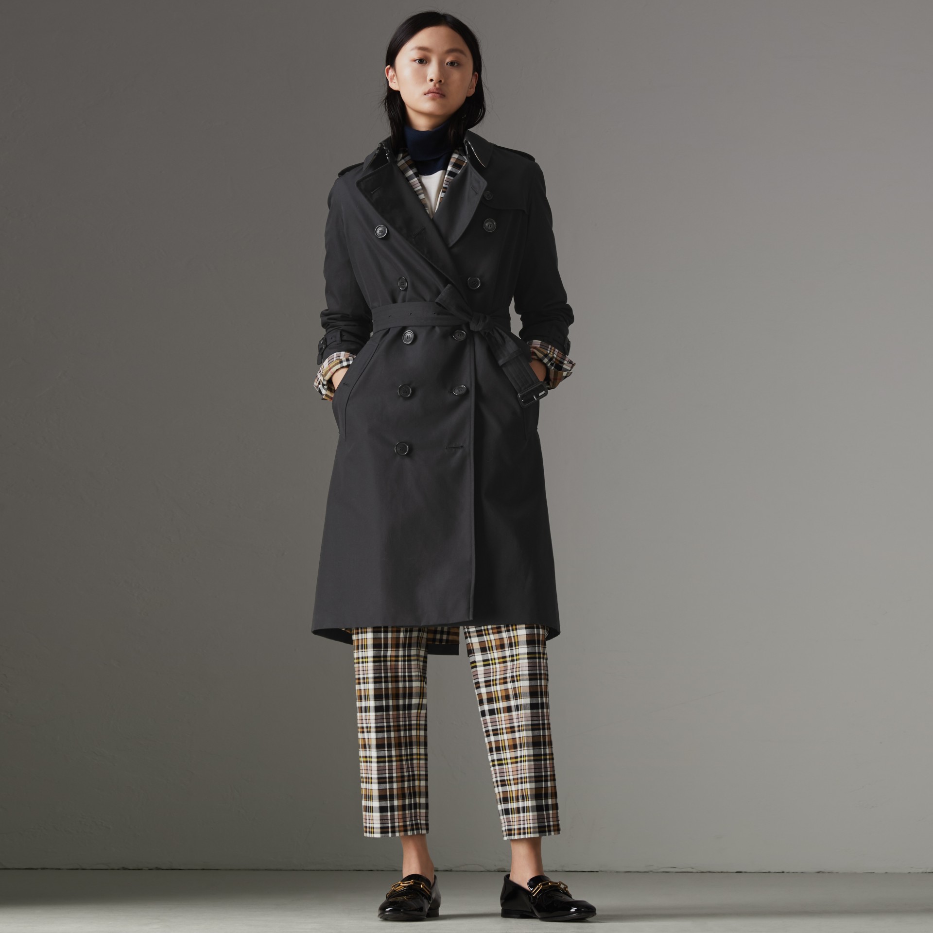 The Long Kensington Heritage Trench Coat In Midnight - Women 