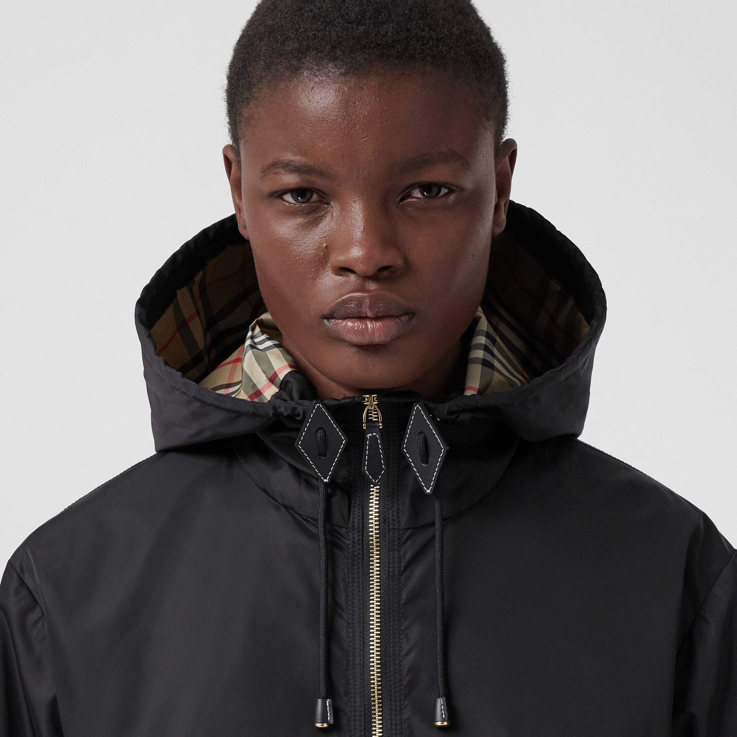 ナイロン ライトウェイト フーデッドジャケット (ブラック) - ウィメンズ | Burberry®公式サイト ナイロン ライトウェイト フーデッドジャケット (ブラック) - ウィメンズ | Burberry®公式サイト