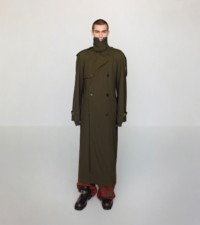 Modelo con trench coat verde y pantalones Check