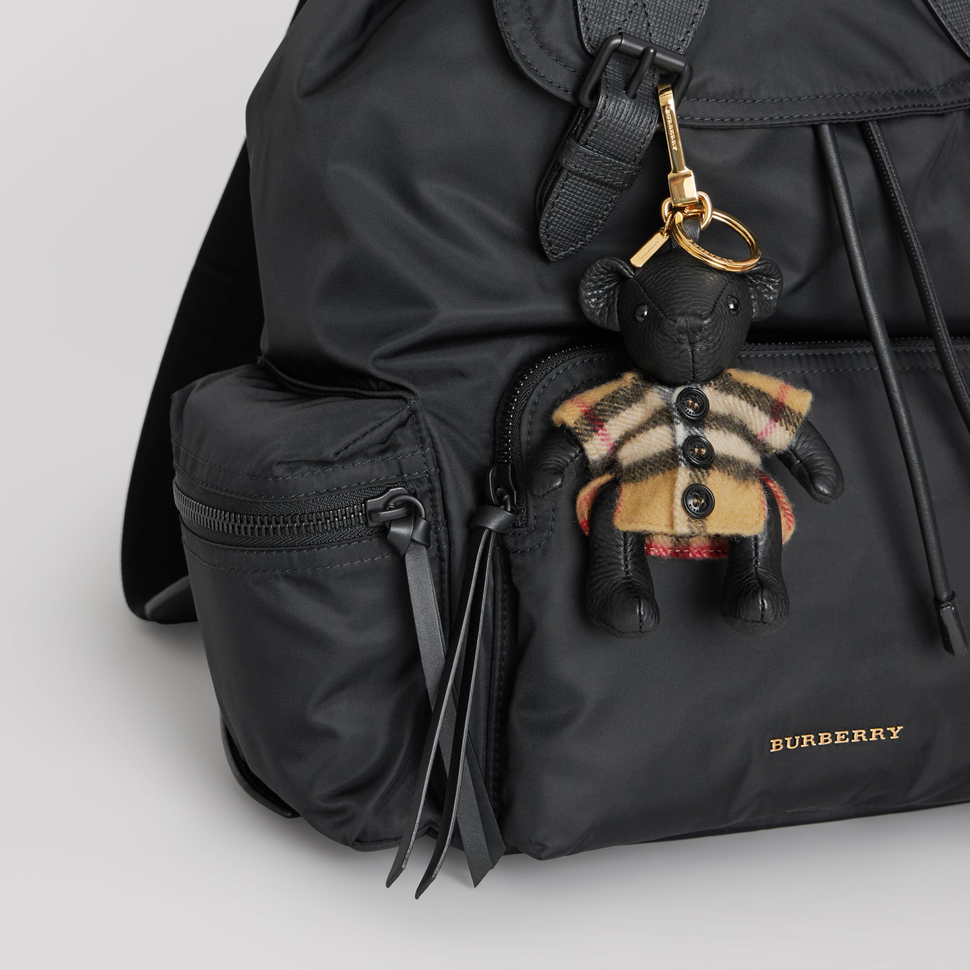 burberry vintage 格纹披肩造型 thomas 泰迪熊吊饰 in black