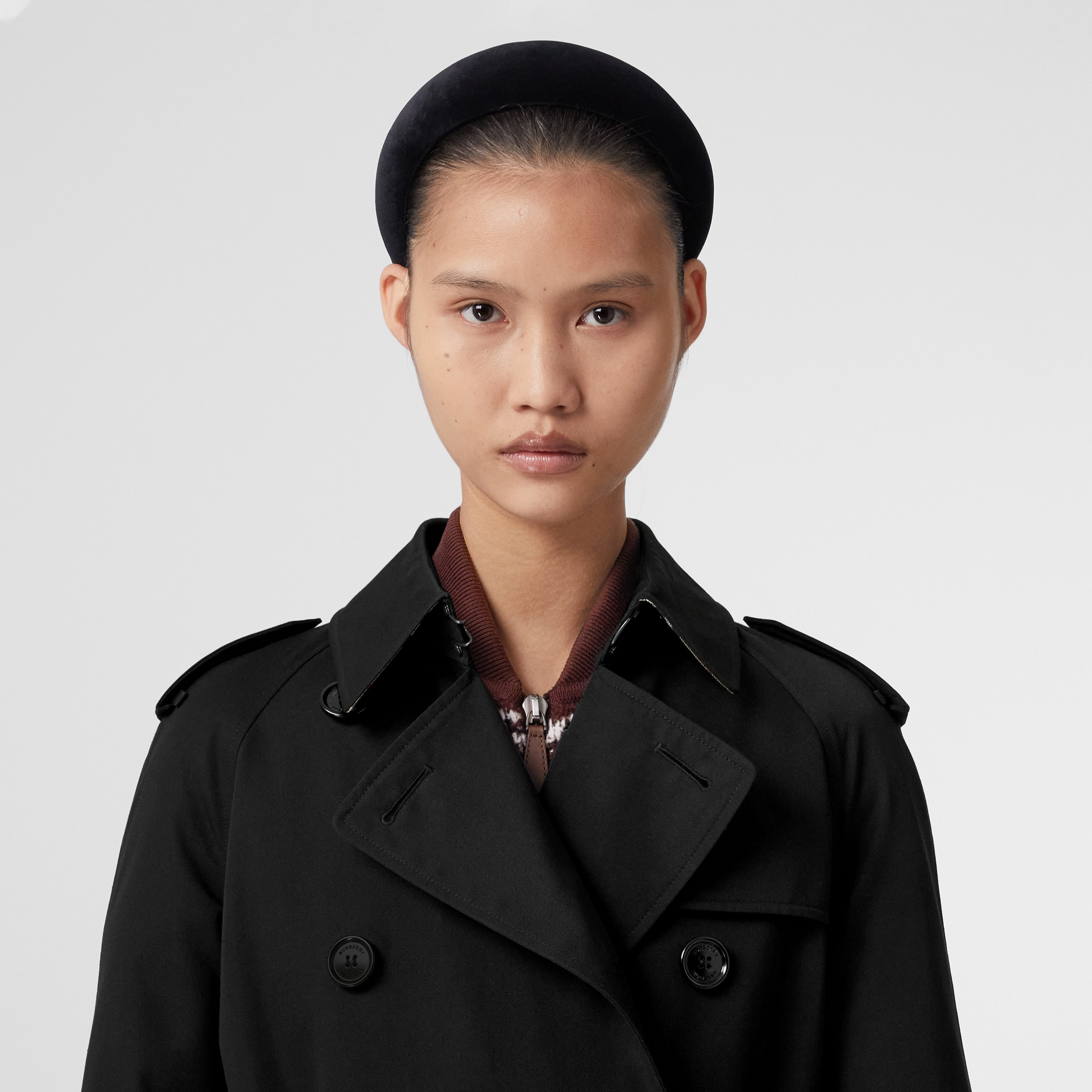 The Long Waterloo Heritage Trench Coat in Black - Women | Burberry® Official - 2