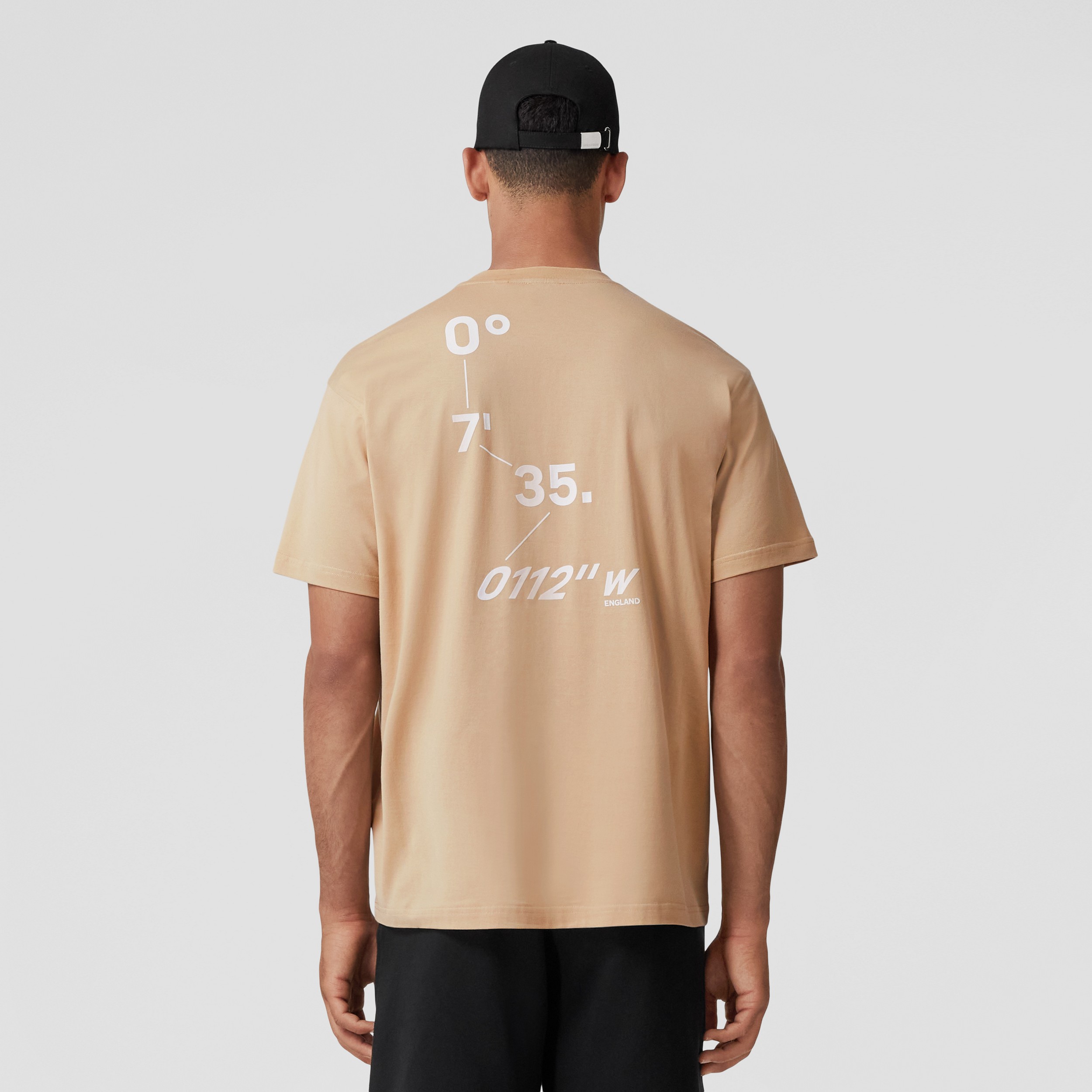 Camiseta en algodón con estampado de cristal y coordenadas (Rosa Beige Suave) - Hombre | Burberry® oficial - 3