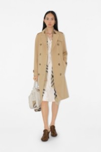 Femme portant un trench-coat long Kensington 