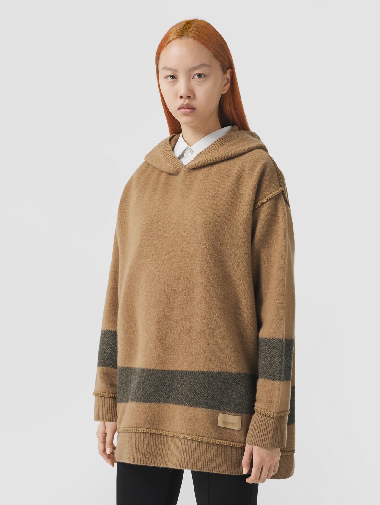 Suéter com capuz oversize de lã e cashmere com listras contrastantes in Camel