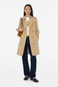 La modelo lleva un trench coat Kensington de longitud media.