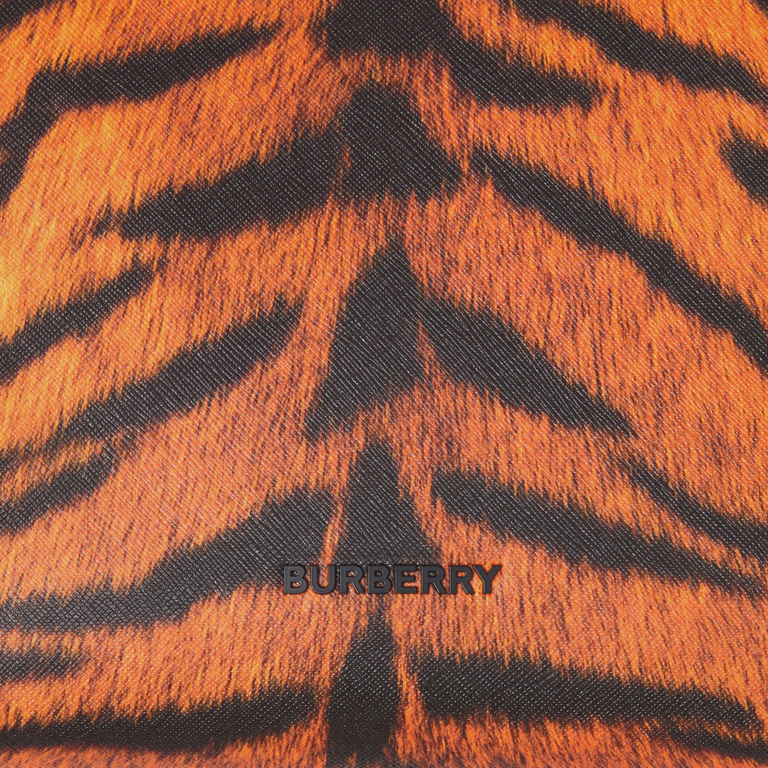 Henkeltasche mit Tigerfellmuster (Schwarz/orange) | Burberry® - 2