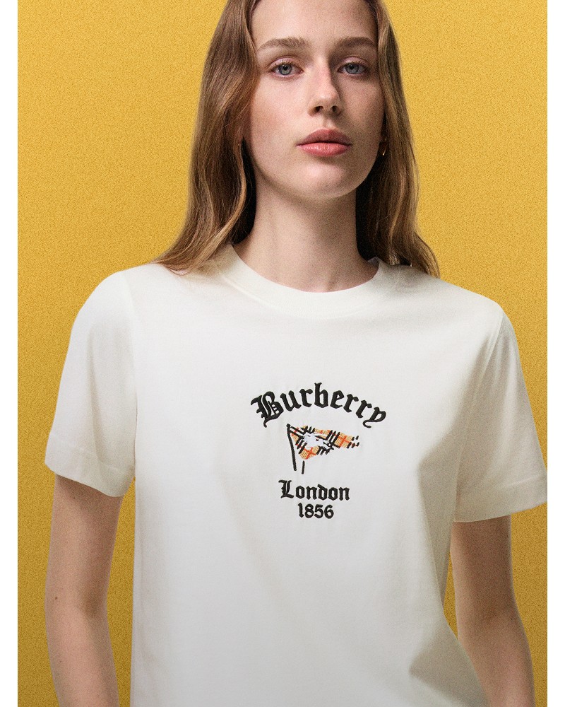 チェックフラッグ コットンTシャツ（チョークホワイト）を着たモデルのクローズアップ写真