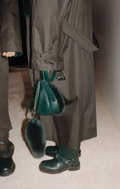 Campanha Inverno 2023 da Burberry apresentando modelo usando o trench coat Kennington longo em Otter e a bolsa Knight pequena em Vine