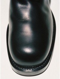 Imagem de um bota de couro da Burberry