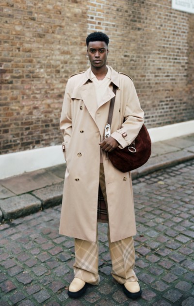 Modelo con trench coat Kensington largo color miel y bolso Knight grande color cocoa para la campaña primavera 2024 de Burberry