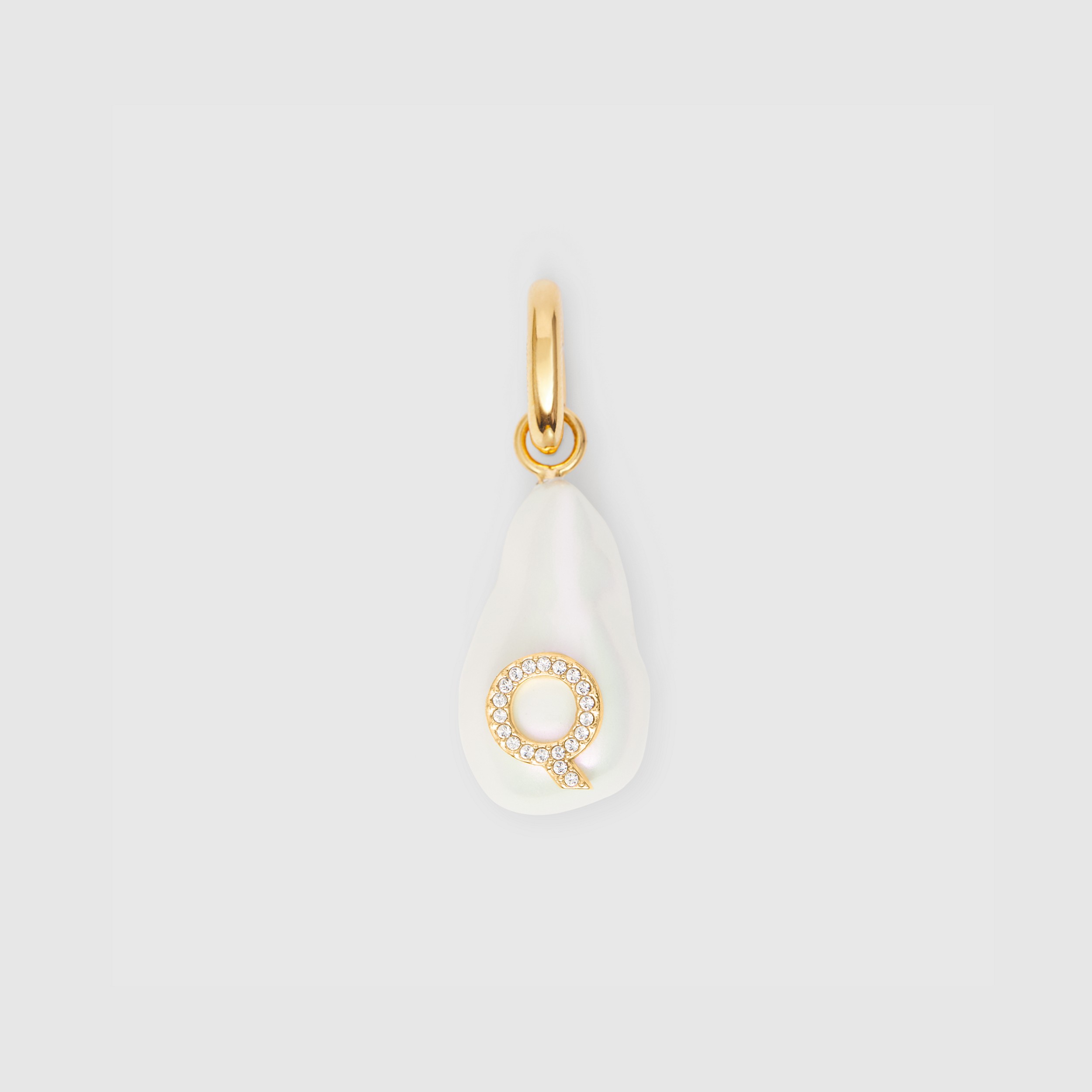 Dije de letra Q con perla de resina y cristales - Solo en línea (Dorado Claro/madreperla) - Mujer | Burberry® oficial - 1