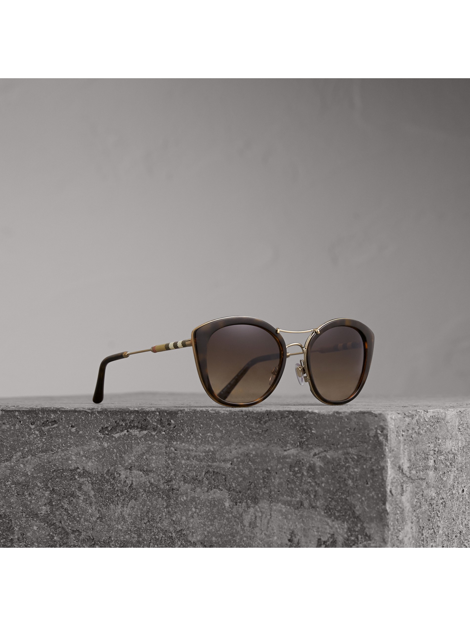 dark brown check detail round frame sunglasses image01