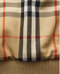 Foto em close-up do forro xadrez Burberry Check dentro da jaqueta Harrington