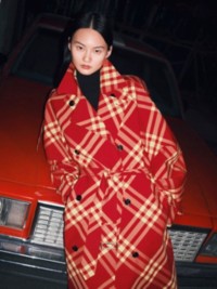 La modelo luce una chaqueta campera en algodón encerado con estampado de rosas en tono ivy.