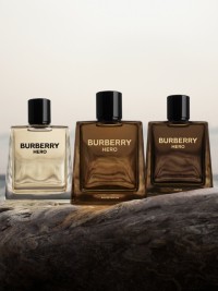 Três frascos de fragrâncias Burberry Hero